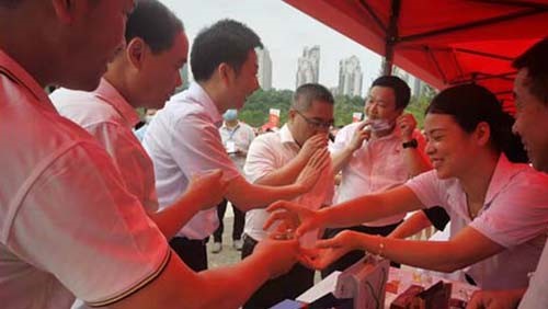 文化和自然遺產(chǎn)日|益陽市民近距離感受湘益茯茶國(guó)家非遺茯磚茶製作技藝