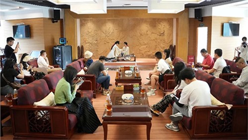 「超紅看芙蓉」主題活動(dòng)第一站在省茶業(yè)集團(tuán)順利開(kāi)展