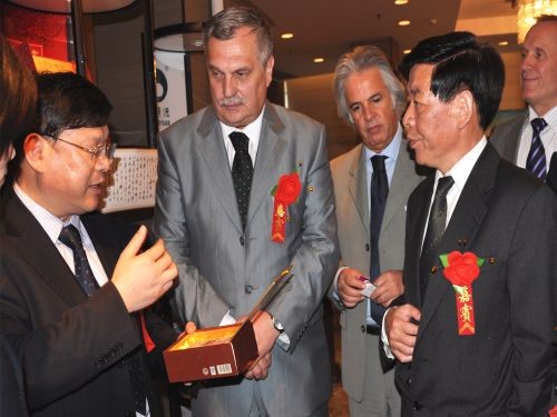 羅馬尼亞湖南黑茶推介會(huì)上，周重旺董事長(zhǎng)在向客商介紹臻藏茯茶_副本